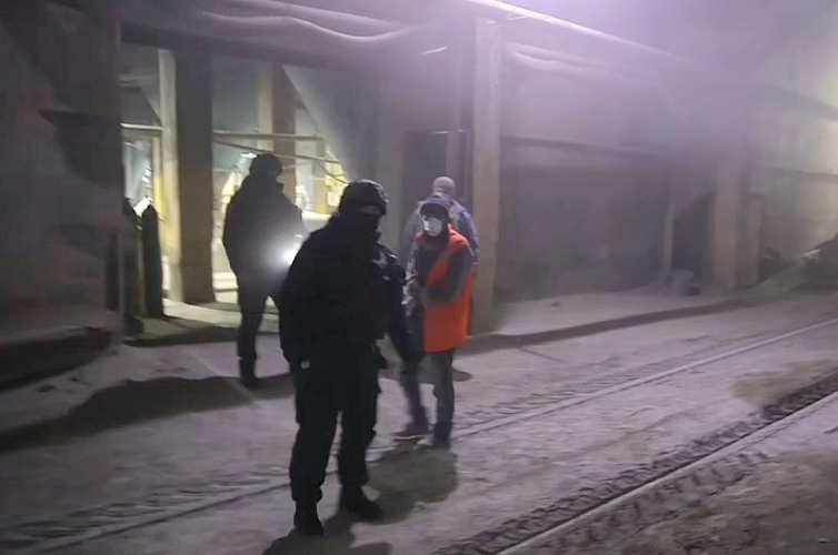 При содействии ОМОН Росгвардии прошел миграционный рейд в Санкт-Петербурге