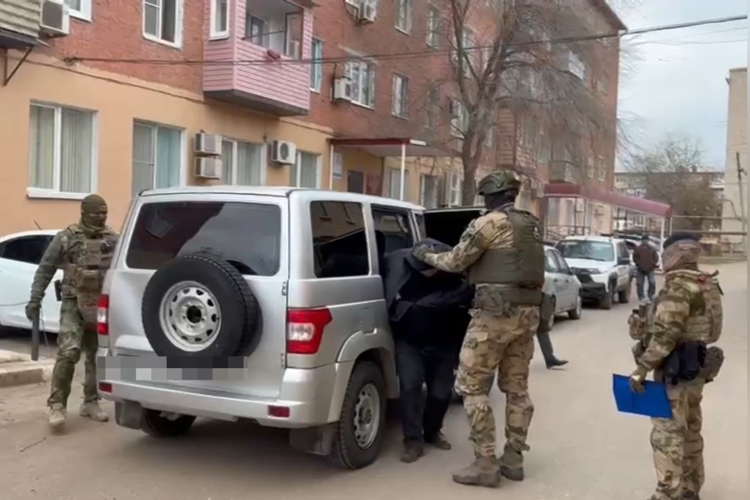 Подозреваемый в мошенничестве задержан в Астрахани при силовой поддержке ОМОН Росгвардии (видео)