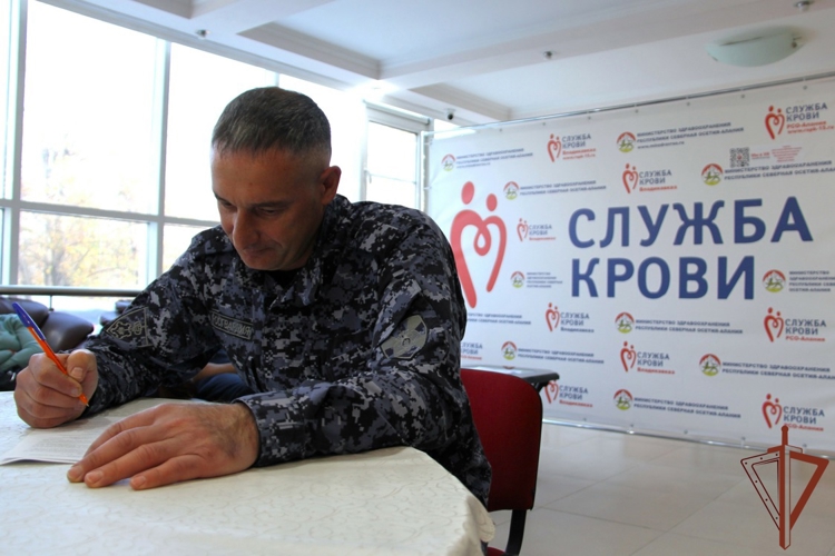 Во Владикавказе росгвардейцы сдали донорскую кровь