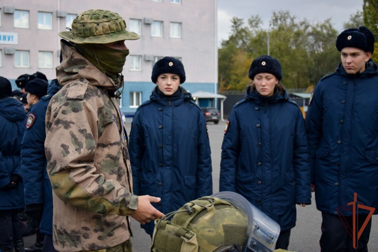В ЛНР росгвардейцы провели занятия для курсантов