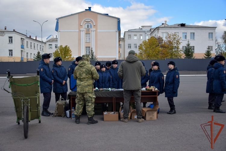 В ЛНР росгвардейцы провели занятия для курсантов