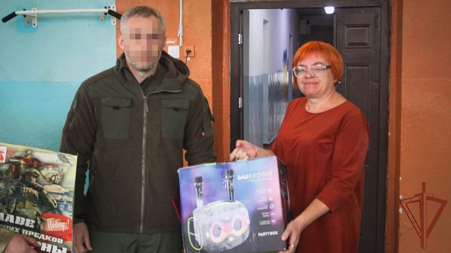 Росгвардейцы и сотрудники военной контрразведки навестили воспитанников детского дома в зоне СВО (видео)