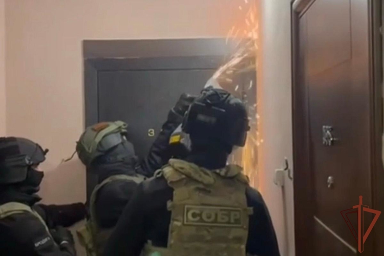 При силовой поддержке СОБР Росгвардии в Новосибирске задержаны подозреваемые в похищении человека (видео)