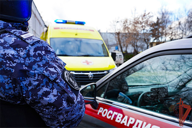 Московские росгвардейцы оказали помощь мужчине с приступом эпилепсии (видео)