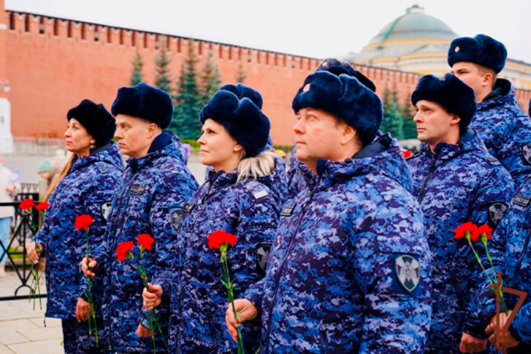 Столичные росгвардейцы возложили цветы на Красной площади в честь Дня народного единства