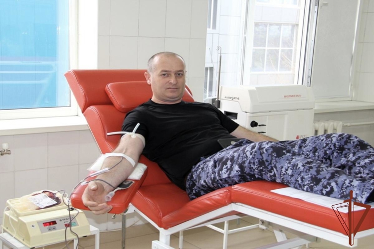 Во Владикавказе росгвардейцы сдали донорскую кровь