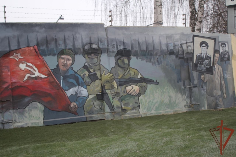 В саровской дивизии Росгвардии прошло открытие мурала «Стена памяти»