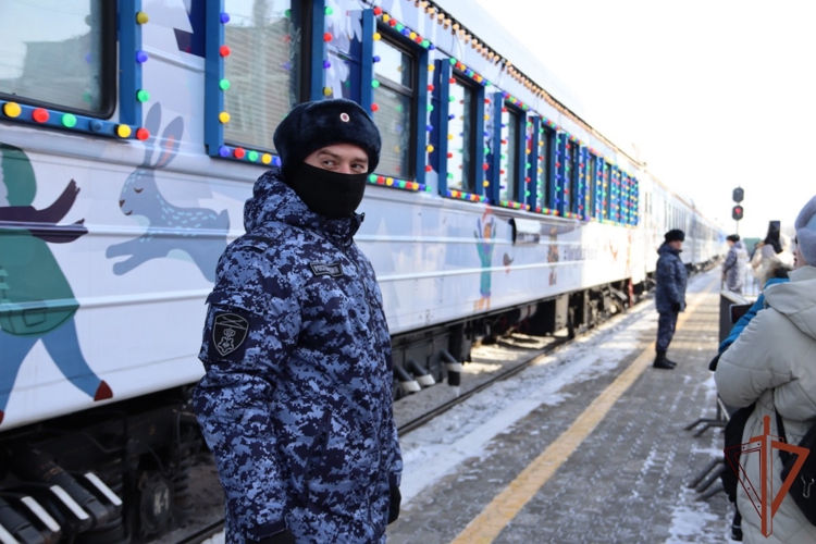 Росгвардия продолжает обеспечивать правопорядок на дальневосточных станциях остановки «Поезда Деда Мороза» 