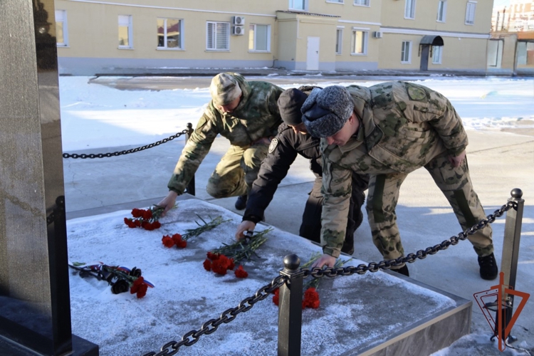 На Дальнем Востоке росгвардейцы почтили память погибших сотрудников внутренних дел 