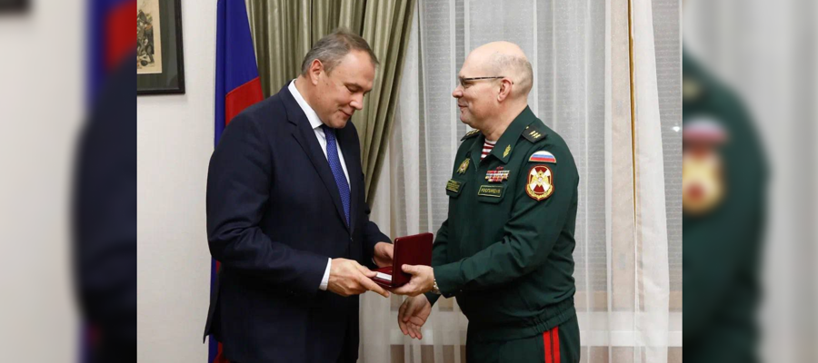 Генерал-полковник Олег Плохой вручил ведомственные награды представителям депутатского корпуса и «Народного фронта»
