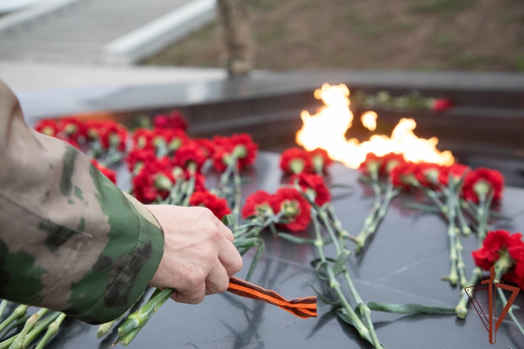 Командующий группировкой войск (сил) «Запад» Росгвардии почтил память павших защитников Донбасса у мемориального комплекса Саур-Могила (видео)