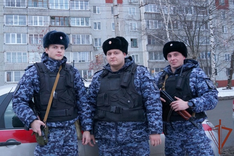 Росгвардейцы в Кирове нашли потерявшегося ребенка