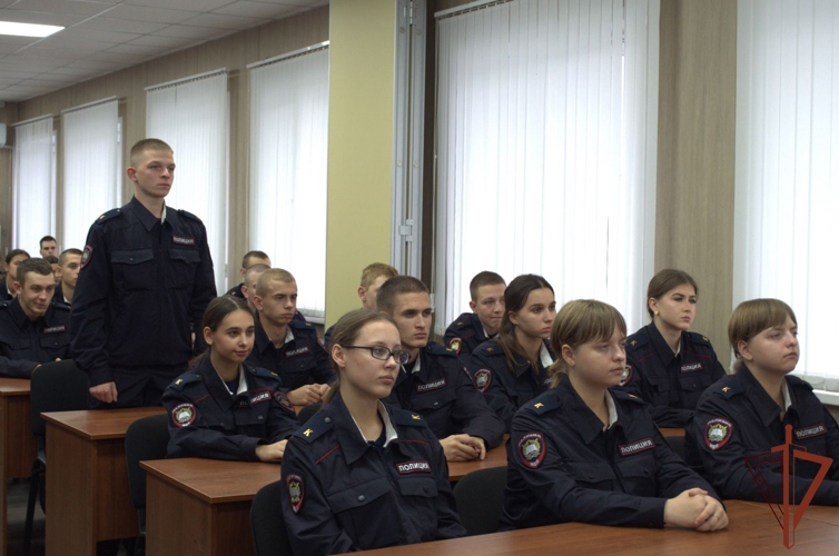 В Луганске военнослужащий Росгвардии провел урок мужества для курсантов юридического института МВД России