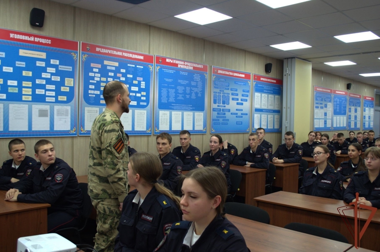 В Луганске военнослужащий Росгвардии провел урок мужества для курсантов юридического института МВД России