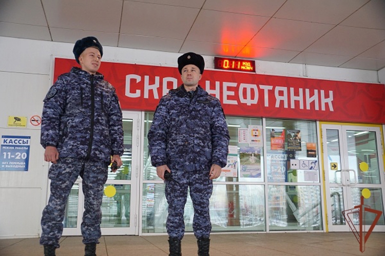 В Хабаровске сотрудники Росгвардии обеспечили правопорядок во время матча чемпионата России по хоккею с мячом