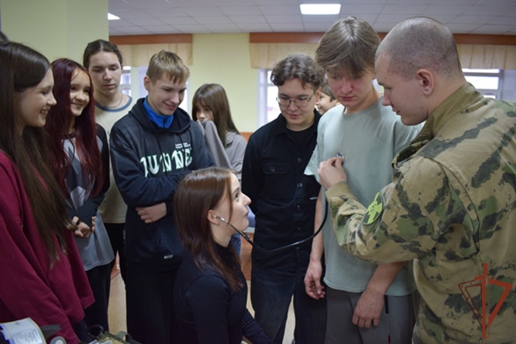 Военнослужащие и сотрудники Сибирского ордена Жукова округа Росгвардии продолжают профориентационные мероприятия 