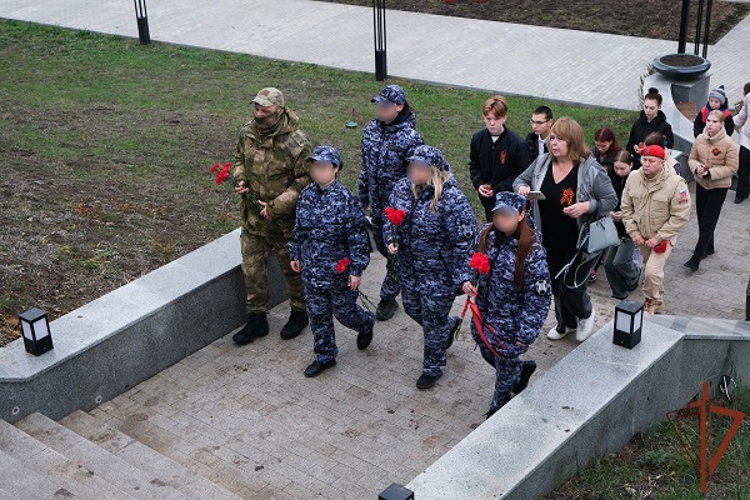 Представители Росгвардии приняли участие в памятном мероприятии в Луганске
