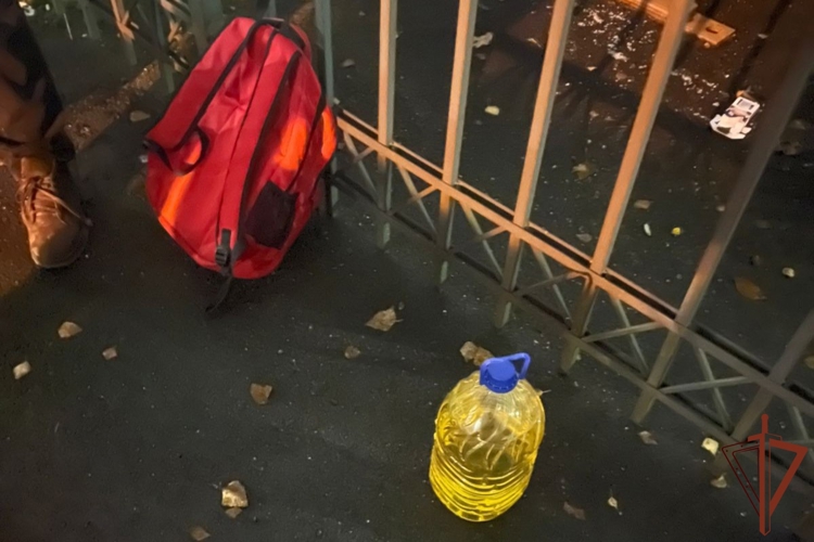 В Санкт-Петербурге сотрудники Росгвардии задержали злоумышленника, планировавшего поджог служебного транспорта
