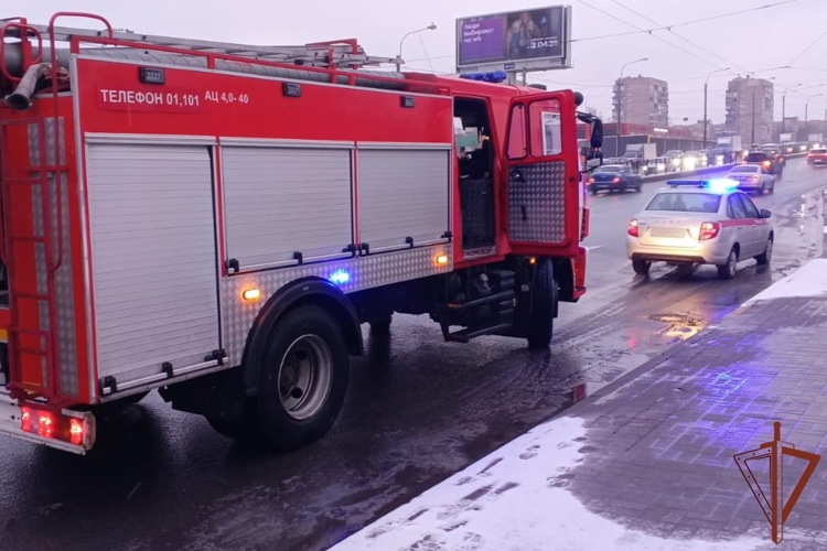 В Петербурге росгвардейцы пришли на помощь водителю и локализовали возгорание в моторном отсеке иномарки
