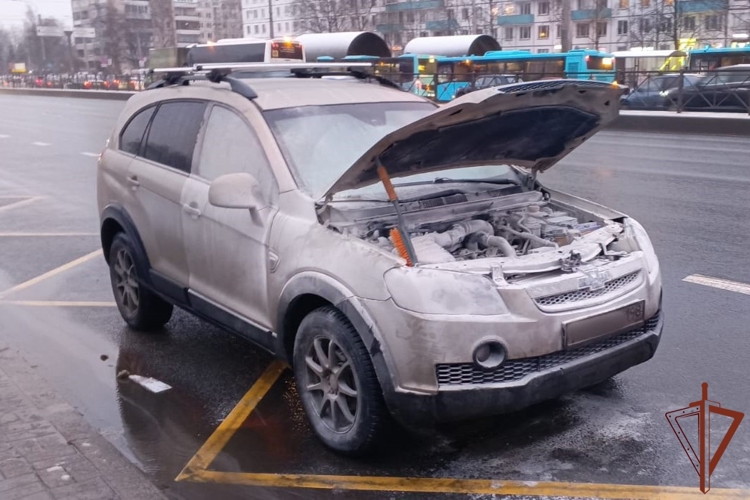 В Петербурге росгвардейцы пришли на помощь водителю и локализовали возгорание в моторном отсеке иномарки