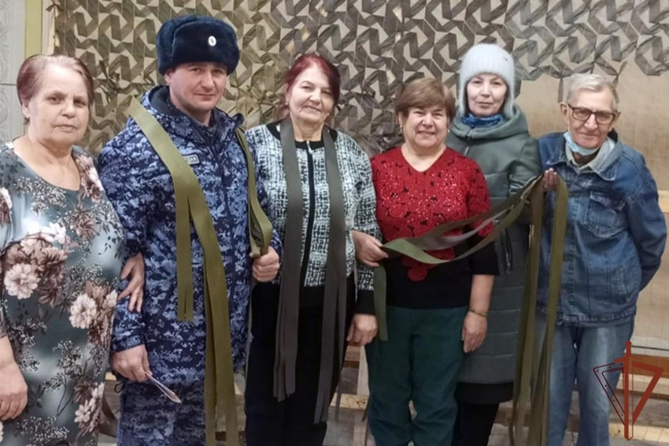 Росгвардейцы в Кузбассе приняли участие в изготовлении маскировочных сетей для нужд СВО