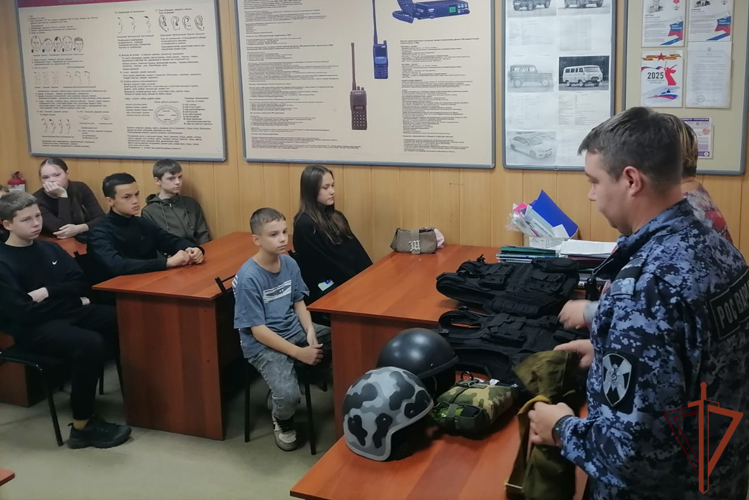 Военнослужащие и сотрудники Росгвардии провели патриотические мероприятия для молодёжи из Сибири