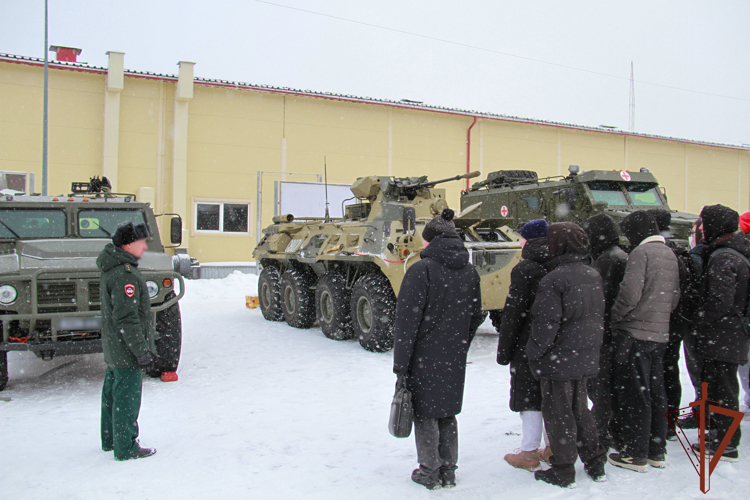 Военнослужащие и сотрудники Сибирского округа Росгвардии участвуют в патриотических и профориентационных мероприятиях