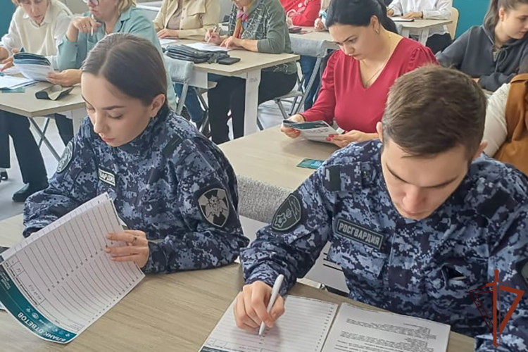 Военнослужащие и сотрудники Сибирского округа Росгвардии приняли участие во Всероссийской акции «Большой этнографический диктант»