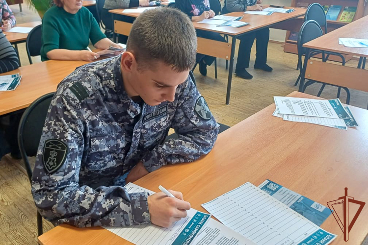 Военнослужащие и сотрудники Сибирского округа Росгвардии приняли участие во Всероссийской акции «Большой этнографический диктант»