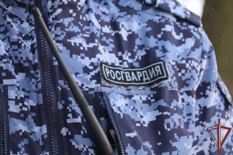В Калининграде росгвардейцы по горячим следам задержали проникшего в ювелирный магазин мужчину (видео)