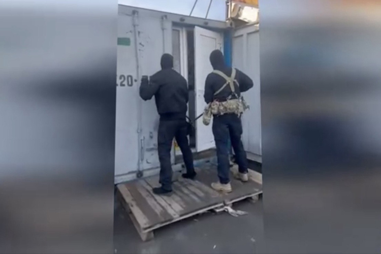 При содействии спецназа Росгвардии в Новосибирске изъята крупная партия табачной продукции без маркировки (видео)