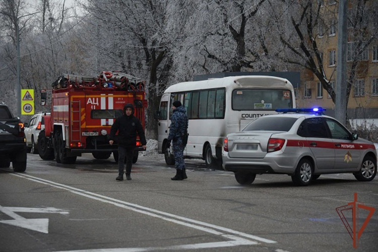 В Приамурье росгвардейцы оказали помощь водителю в тушении автобуса 
