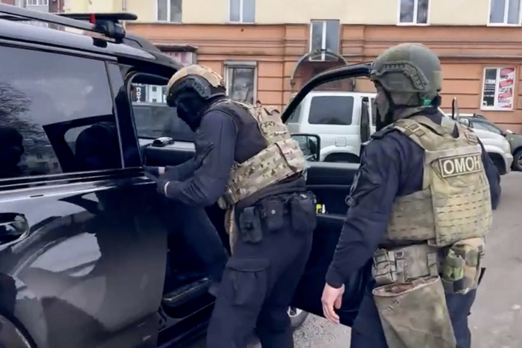 В Кемеровской области ОМОН Росгвардии оказал содействие в задержании чиновника, подозреваемого в получении взятки (видео)