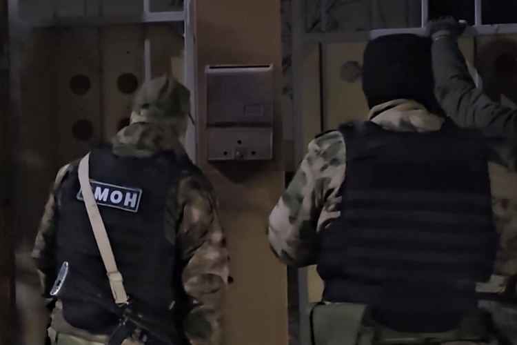 При содействии спецназа Росгвардии на Сахалине задержана женщина, обвиняемая в мошенничестве в особо крупном размере (видео)