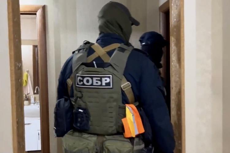 В Алтайском крае при содействии спецназа Росгвардии задержаны подозреваемые в неправомерном обороте средств платежей (видео)