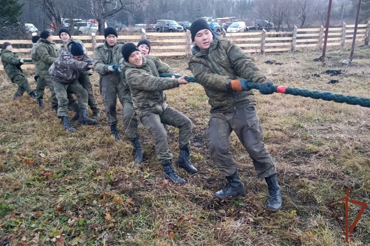 Военнослужащие и сотрудники Росгвардии провели патриотические мероприятия для молодёжи из Сибири