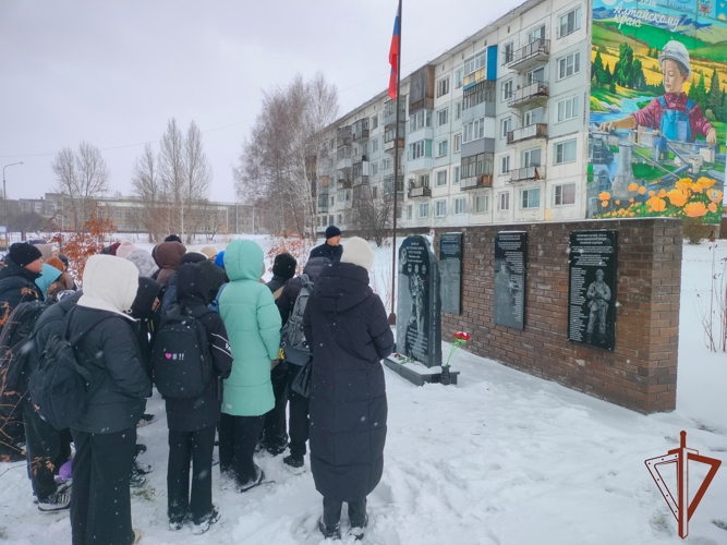 В регионах Сибири росгвардейцы почтили память коллег, погибших при выполнении служебного долга