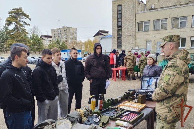 Серию военно-патриотических мероприятий в рамках Всероссийского дня призывника провела Росгвардия в Сибири