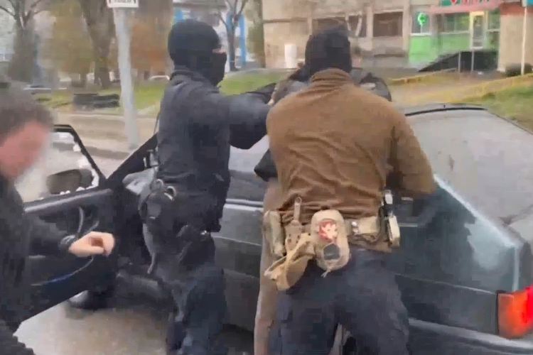 При силовой поддержке СОБР Росгвардии в Саратове задержан подозреваемый в незаконном обороте наркотиков (видео)