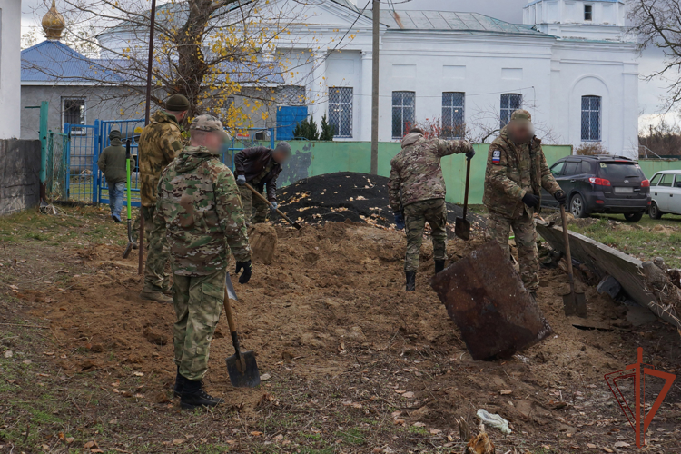 В Луганской Народной Республике росгвардейцы приняли участие в обустройстве монастыря