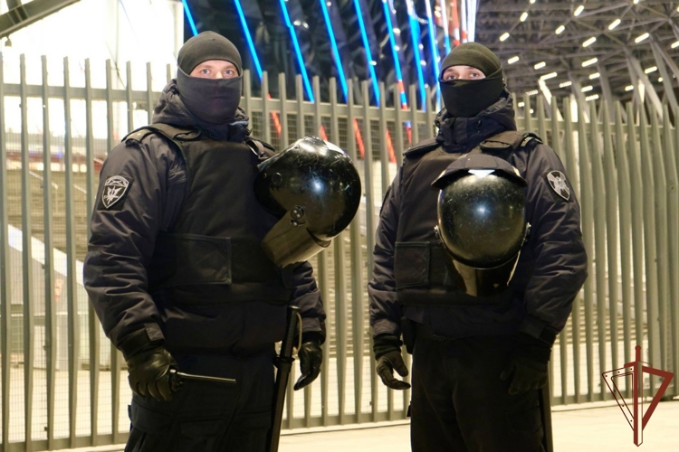 В Санкт-Петербурге росгвардейцы обеспечили безопасность матча КХЛ 
