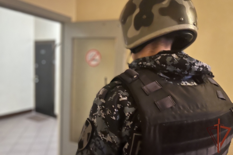 В Санкт-Петербурге сотрудники Росгвардии совместно с полицейскими обнаружили и передали медикам женщину и подростка с ножевыми ранениями
