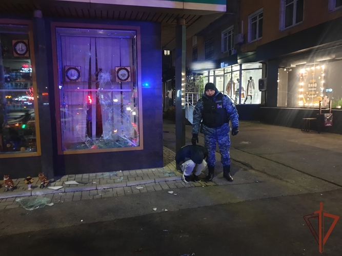 В Калининграде росгвардейцы по горячим следам задержали проникшего в ювелирный магазин мужчину (видео)