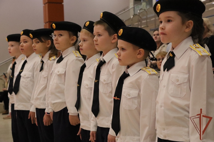 В Санкт-Петербурге представители Росгвардии приняли участие в церемонии посвящения в кадеты учеников подшефных классов