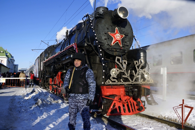 Росгвардейцы обеспечивают правопорядок во время пребывания «Поезда Деда Мороза» в дальневосточных городах