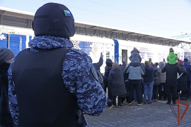 Росгвардейцы обеспечивают правопорядок во время пребывания «Поезда Деда Мороза» в дальневосточных городах