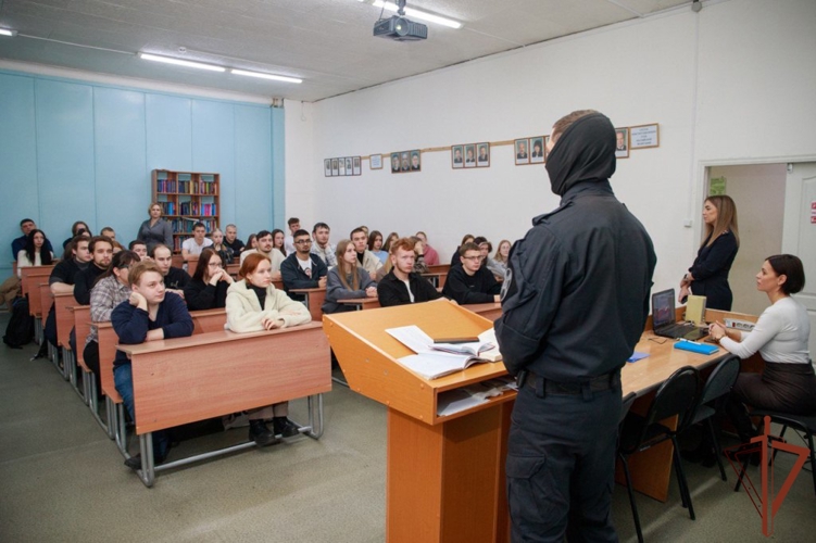 На Дальнем Востоке росгвардейцы провели встречи с допризывной молодежью