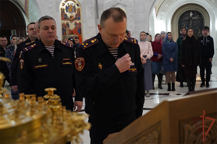 В честь Дня народного единства московские росгвардейцы приняли участие в церковной службе