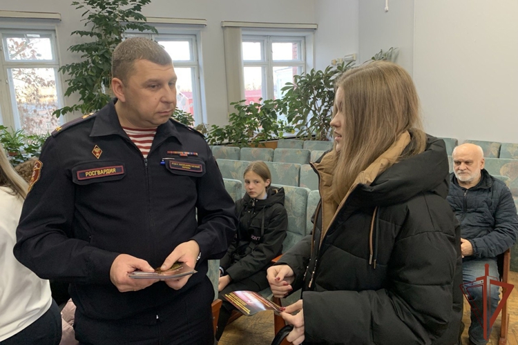 В Северо-Западном округе Росгвардии военнослужащие и сотрудники провели встречи с молодежью, посвященные Дню призывника