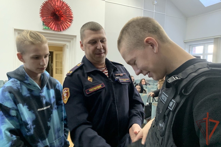 В Северо-Западном округе Росгвардии военнослужащие и сотрудники провели встречи с молодежью, посвященные Дню призывника